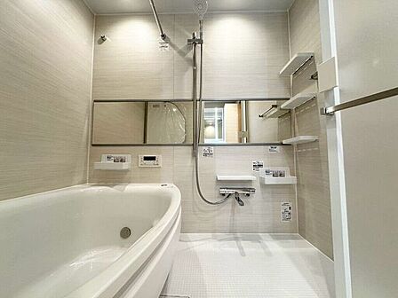 【Bathroom】お子様とのバスタイムにも十分な広さがあり、掃除も簡単にできます。