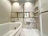 浴室：【Bathroom】お子様とのバスタイムにも十分な広さがあり、掃除も簡単にできます。