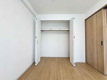 【Bedroom】クローゼット完備で収納力◎。家具の配置もしやすい機能的な洋室です。