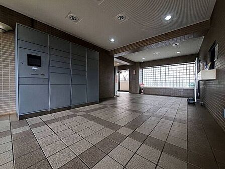 【Facilities】外出中でも荷物を受け取れる便利な宅配ボックス付き。忙しい毎日も安心です。