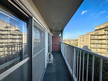 【Balcony】日当たりの良いバルコニーはお洗濯物がしっかり乾きやすく、毎日の家事にも重宝します。