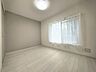 洋室：【Bedroom】主寝室や子ども部屋、在宅ワークにも使える洋室。暮らしに合わせて自由にレイアウトできます。