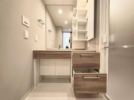 【Washroom】すっきりとしたデザインで、毎日の生活が快適に。収納も豊富な洗面所です。