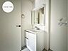 洗面：【Washroom】毎朝の準備がスムーズに。広めの洗面台と収納が使いやすい洗面所です。