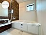 浴室：【Bathroom】リラックスできる空間で、一日の疲れを癒し、心身共にリフレッシュできます。