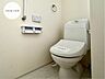 トイレ：【Toilet】清潔感があり、落ち着いたデザインのトイレ。家族みんなが快適に使えます。