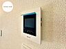 設備：【Facilities】来訪者を確認できるモニター付きインターホンで、防犯面も安心です。