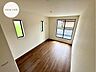 洋室：【Bedroom】ナチュラルな内装で、リラックスできる空間。寝室や書斎にも最適です。