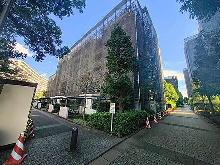 【Exterior】落ち着いた色合いの外観が街並みに馴染む、シンプルで親しみやすいマンションです。