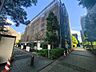 外観：【Exterior】落ち着いた色合いの外観が街並みに馴染む、シンプルで親しみやすいマンションです。