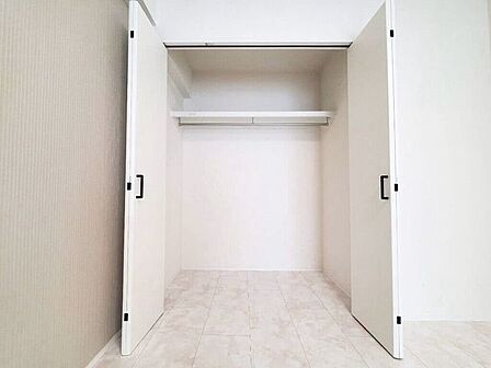 【Bedroom】洋室には収納力のあるクローゼット付き。衣類や荷物もすっきり収まります。