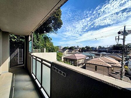 【Balcony】日当たりの良いバルコニーはお洗濯物がしっかり乾きやすく、毎日の家事にも重宝します。