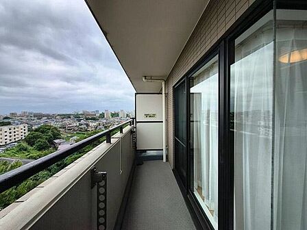 【Balcony】日当たりの良いバルコニーはお洗濯物がしっかり乾きやすく、毎日の家事にも重宝します。