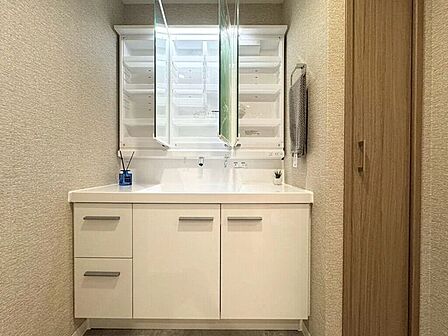 【Washroom】壁付け水栓で、カウンターまわりが汚れにくくお手入れも簡単です。