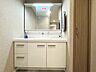 洗面：【Washroom】毎朝の準備がスムーズに。広めの洗面台と収納が使いやすい洗面所です。