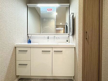 【Washroom】毎朝の準備がスムーズに。広めの洗面台と収納が使いやすい洗面所です。