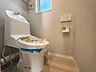トイレ：【Toilet】清潔感があり、落ち着いたデザインのトイレ。家族みんなが快適に使えます。