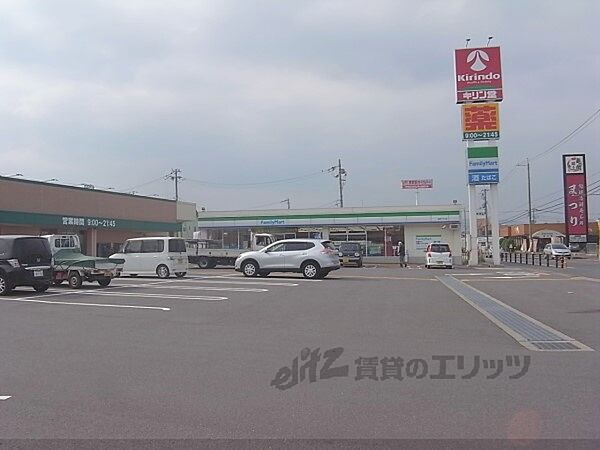 画像23:ファミリーマート　亀岡千代川店まで690メートル