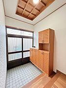 【リフォーム済】玄関内部です。下駄箱はクリーニングを行い、照明はLEDの新品に交換しました。玄関戸のガラス部分から、明るい日が差し込みます。