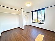 【リフォーム中】2階9.25帖洋室の別アングル写真です。南・西側の2面採光のお部屋です。