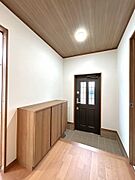 【リフォーム済】玄関内部です。下駄箱を新設しました。照明はLEDに新品交換しました。