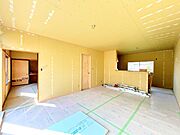 【リフォーム中】リビングです。床はフローリングに張り替え、壁・天井はクロスの貼り替えを行います。照明はLEDの新品に交換します。