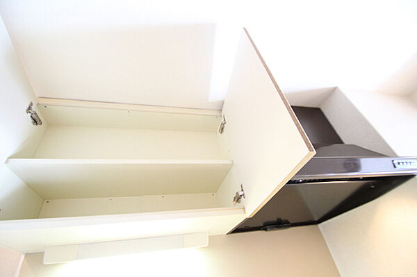 画像27:キッチン上部の収納と換気扇です