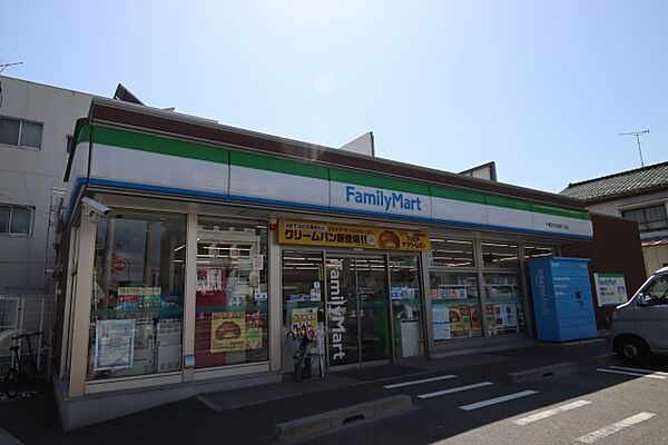 周辺：ファミリーマート　千種田代本通四丁目店