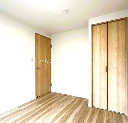 お子様の成長と共に「住まい方」も変化していきます。居室にはクローゼットを完備し、自由度の高い家具の配置が叶うシンプルな空間です。