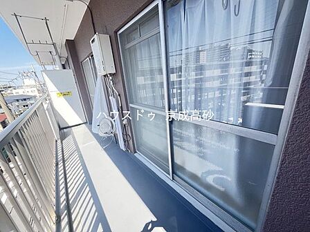 暖かい陽ざしが差込むバルコニー。晴れた日には洗濯物が良く乾きます。風通しも良好です。