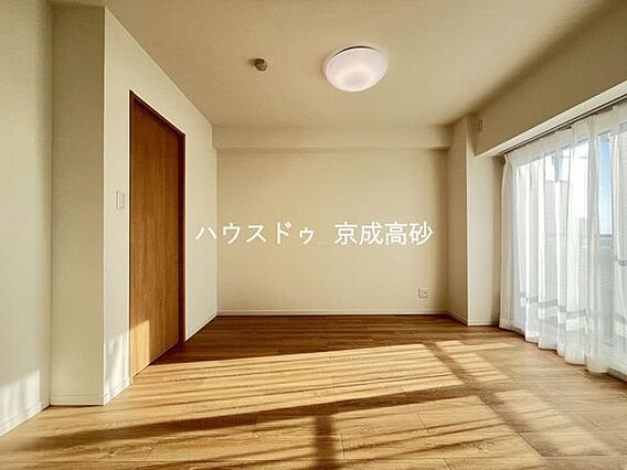 大きな窓からは...