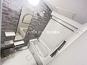 日々の疲れやストレスから心と身体を解放。上質な空間で優雅で快適なバスタイムを。換気機能もついており、お風呂掃除もしやすいですね♪足を延ばして入れ疲れをとれる広々とした浴槽です。