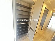 物入が玄関にあり、靴以外の収納も沢山できます。いつでも玄関をスッキリと片付けられ、身支度を簡単に済ませるにも最適です。