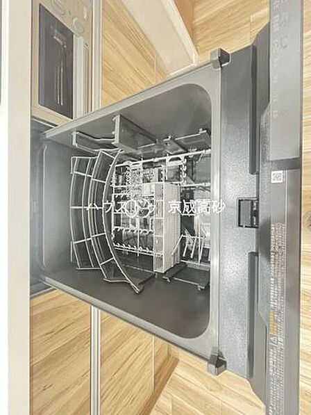 家事の時短に効果大の食洗器付き。高温でパワフルに洗い、温風乾燥します。手洗いよりも節水・節約が可能です。一度使うと手放せないですよ!