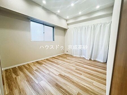 寝室は2面採光でとっても明るいお部屋です。お日様の光がサンサンと入るお部屋は気持ちがいいですね!