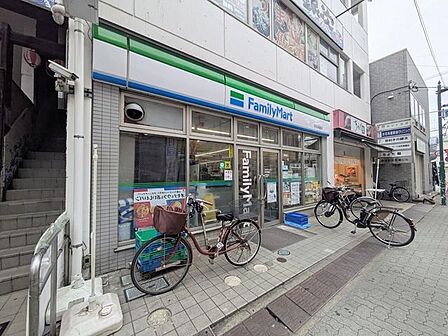 ファミリーマートお花茶屋店 110m