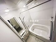 広い浴槽で足を伸ばせば1日の疲れも癒されます。落ち着いた雰囲気で、毎日のバスタイムが楽しみになりそうです。