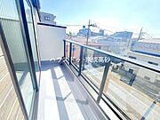 暖かい陽ざしが差込むバルコニー。晴れた日には洗濯物が良く乾きます。風通しも良好です。
