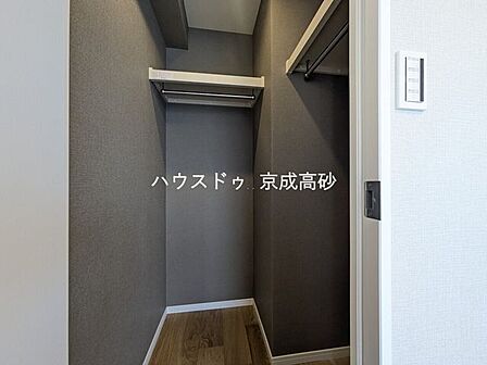 人気のウォークインクローゼットが備え付けられております♪収納が広々としているとインテリアや家具のレイアウトにもこだわることができますね。