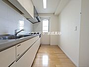 壁付け式で収納スペースを確保でき、作業スペースが広く、複数人でお料理が楽しめますね。