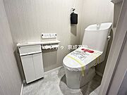 お掃除しやすい素材と機能にこだわったトイレはいつまでもキレイが続きます。少ない水量で洗浄できる、環境にもお財布にもやさしいエコなトイレです。