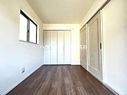 リビングに繋がる洋室です。家事の合間にホッと一息つける癒しの空間になるのではないでしょうか♪また、客間としても、子供部屋としてもお使いいただけます♪