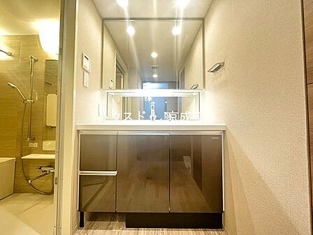 十分な大きさの洗面台は収納もさる事ながら、身だしなみチェックや歯磨きなど、朝の慌ただしい時間でもゆとりあるスペースで余裕を感じていただけます。