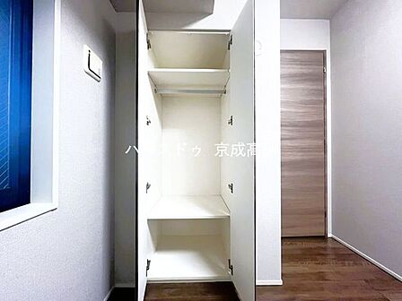 適材適所の収納付きです。