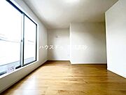 お子様の成長と共に「住まい方」も変化していきます。居室にはクローゼットを完備し、自由度の高い家具の配置が叶うシンプルな空間です。