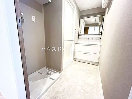 収納スペースもバッチリなこちらの洗面台。忙しい朝の時間にお役立ち!化粧品やヘアケア用品など細かな物も収納しておけるから「あれ?アレどこだっけ?」がありません。