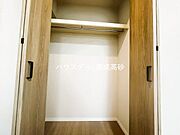 大型のクローゼットです！これだけの収納力があれば部屋もスッキリ保てますよ！
