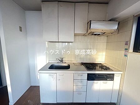 壁付け式で収納スペースを確保でき、作業スペースが広く、複数人でお料理が楽しめますね。