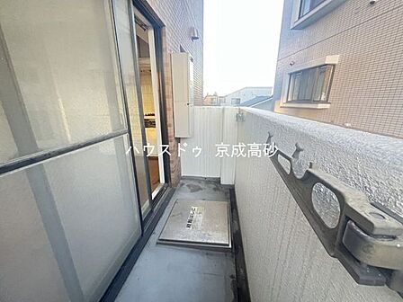 暖かい陽ざしが差込むバルコニー。晴れた日には洗濯物が良く乾きます。風通しも良好です。