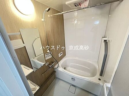 広い浴槽で足を伸ばせば1日の疲れも癒されます。落ち着いた雰囲気で、毎日のバスタイムが楽しみになりそうです。